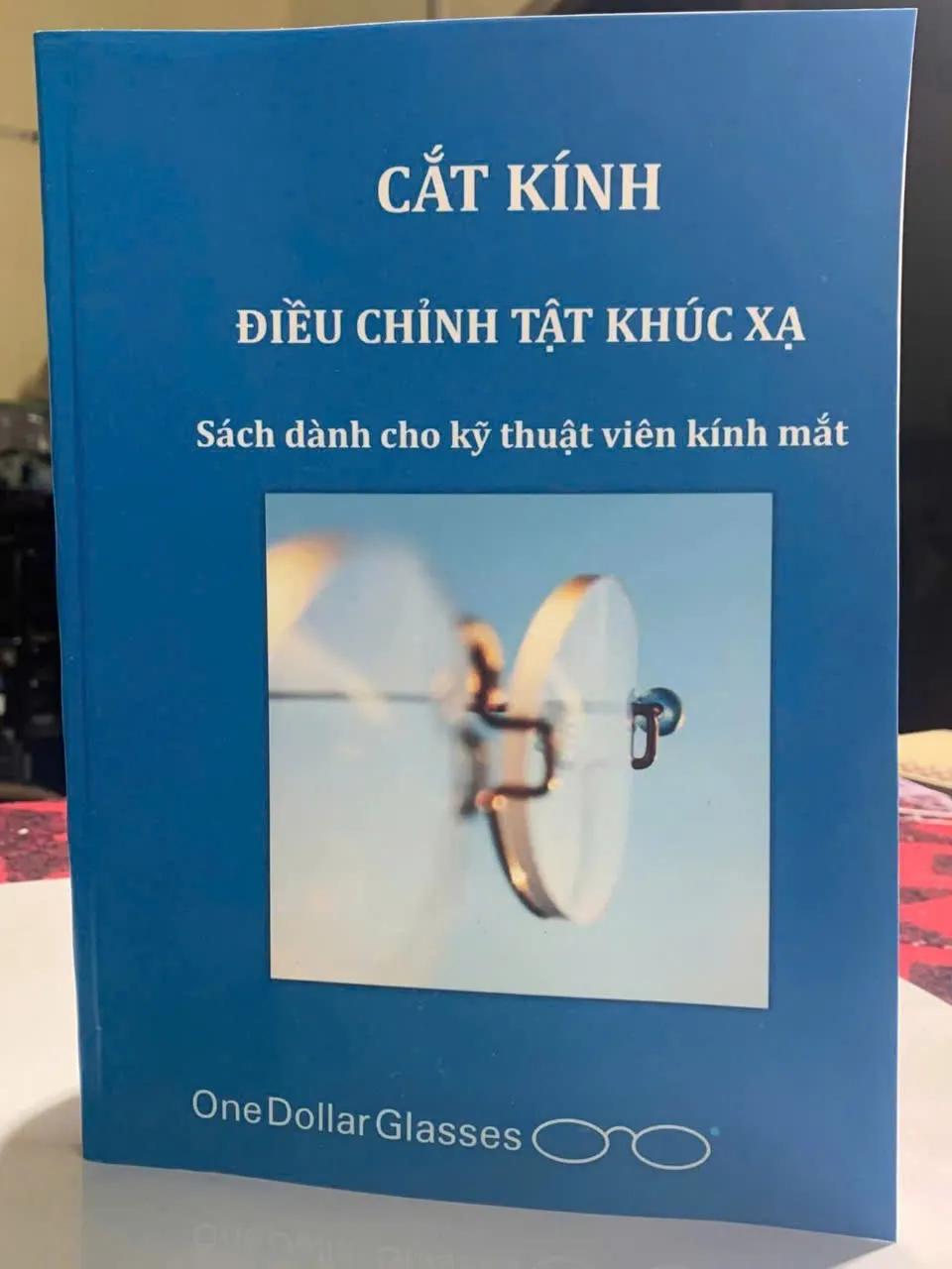 ''Cắt kinh điều chỉnh tật khúc xạ''